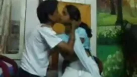 কোঁকড়ানো, ছোট বোনকে ...