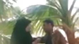 নিবন্ধন ছোট বোনকে চু ...